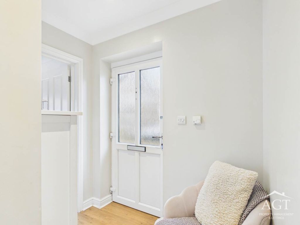 Property photo 2 of 15 Entrance Hall