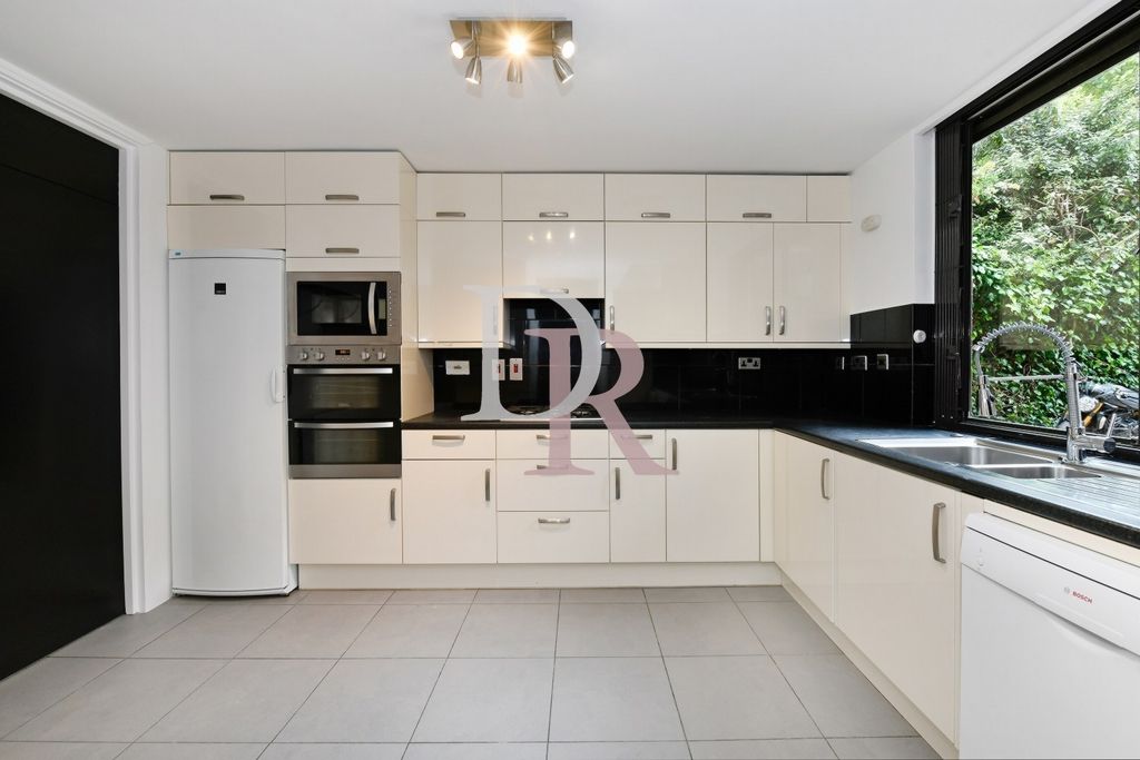 Property photo 2 of 18 Kitchen