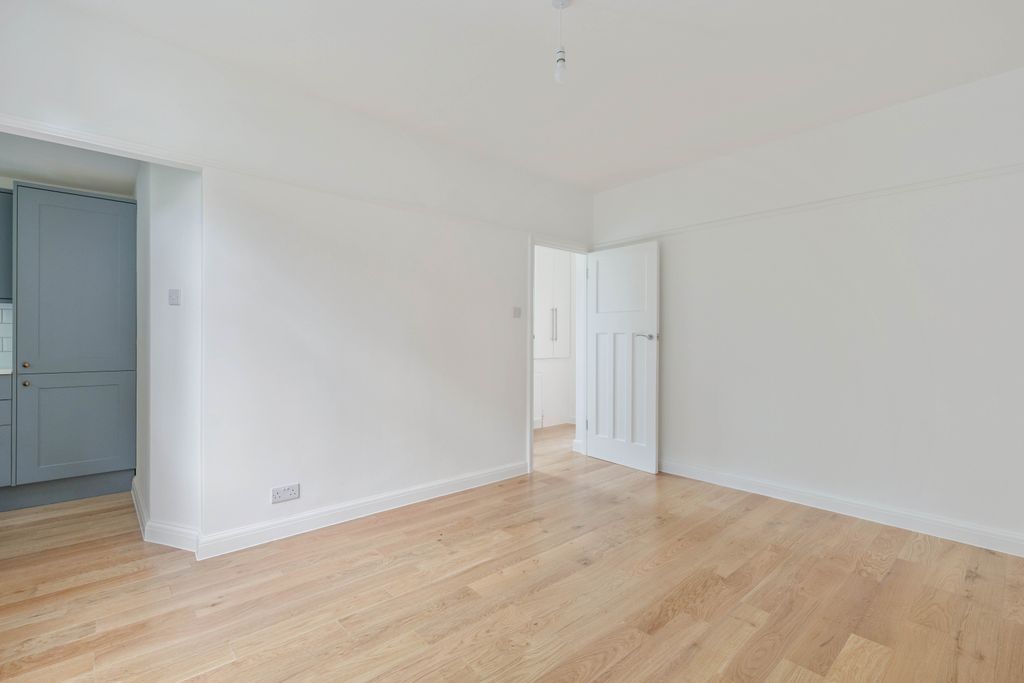 Property photo 3 of 11 2 Troy Road, Se19 - 5