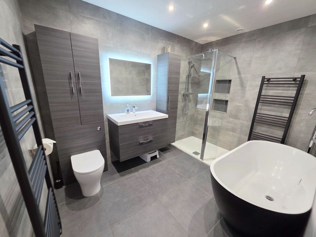 Property photo 3 of 23 Family Bathroom