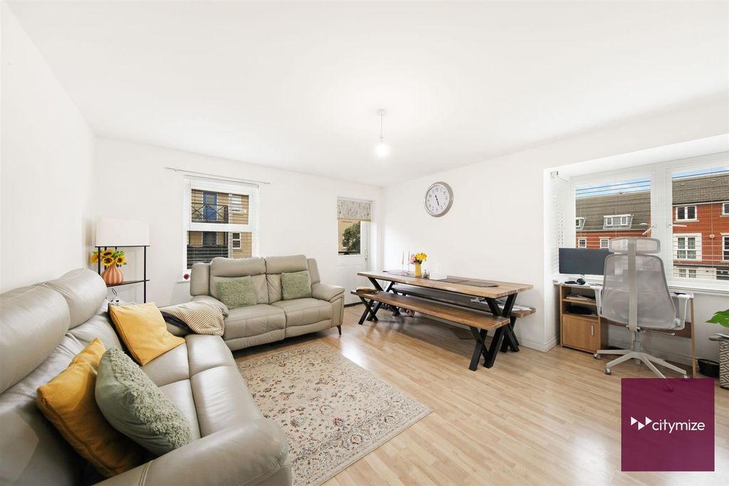 Property photo 2 of 15 Reception / Dining Room