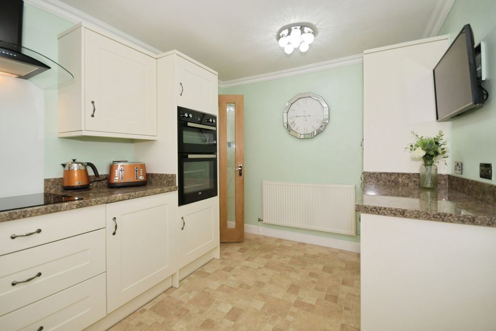 Property photo 3 of 19 Kitchen