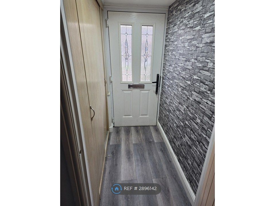 Property photo 2 of 8 Enterance