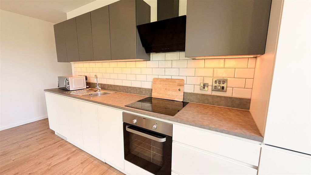 Property photo 3 of 14 Kitchen