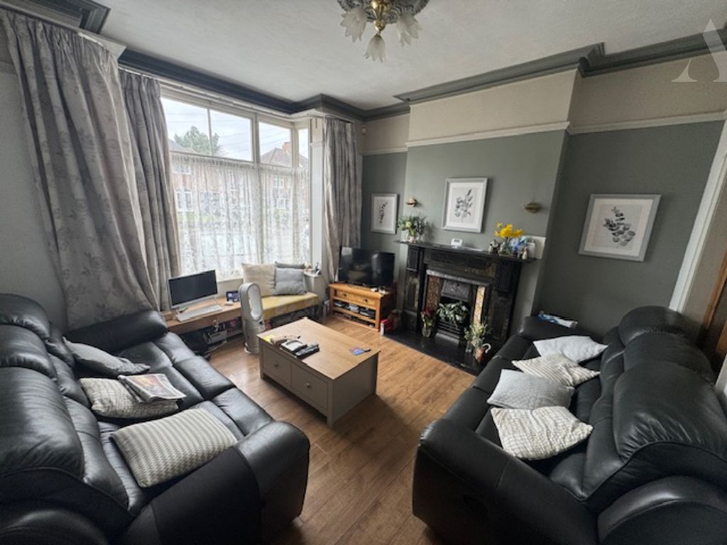 Property photo 2 of 23 28 Vicarage Road Front Reception.Jpeg