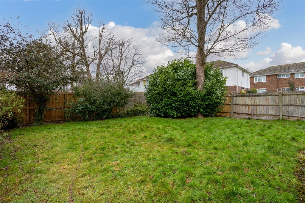 Property photo 2 of 10 Flat-Courtlands-Crescent-Banstead-109.Jpg