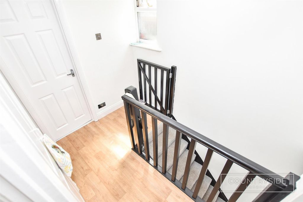 Property photo 3 of 13 Entrance Hall / Landing