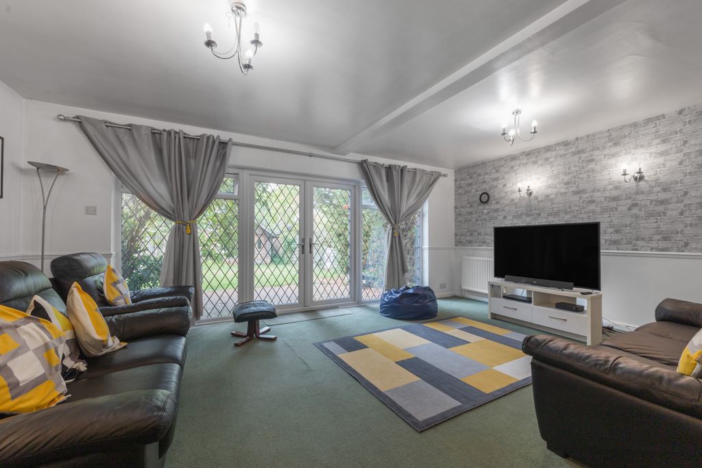 Property photo 1 of 16 Living / Dining Room