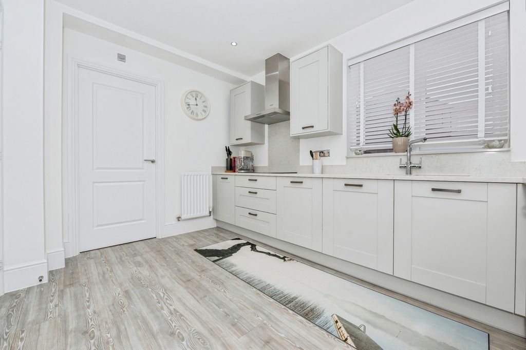 Property photo 3 of 19 Kitchen