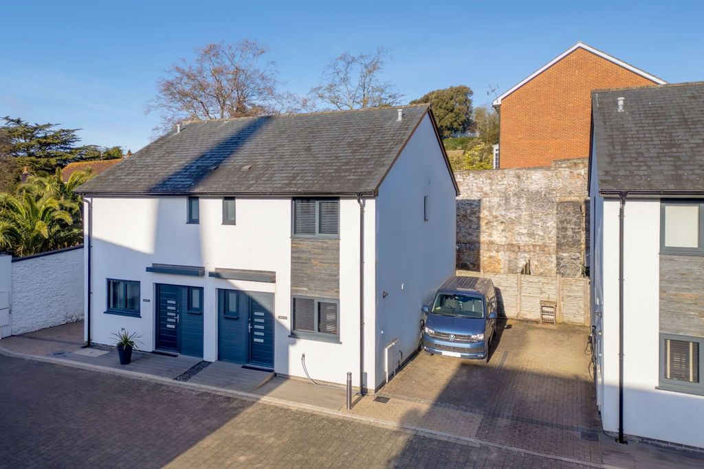 Property photo 2 of 31