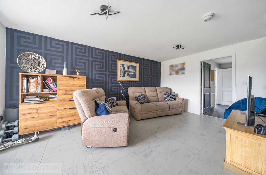 Property photo 3 of 21 Lounge