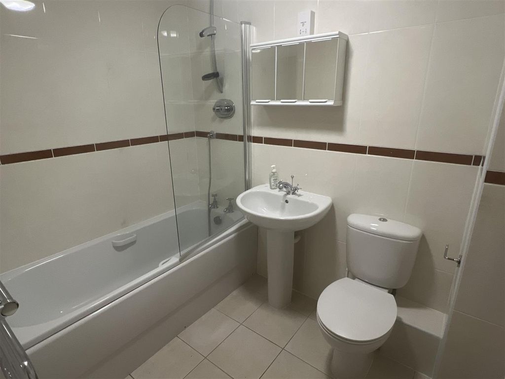 Property photo 2 of 24 Bathroom