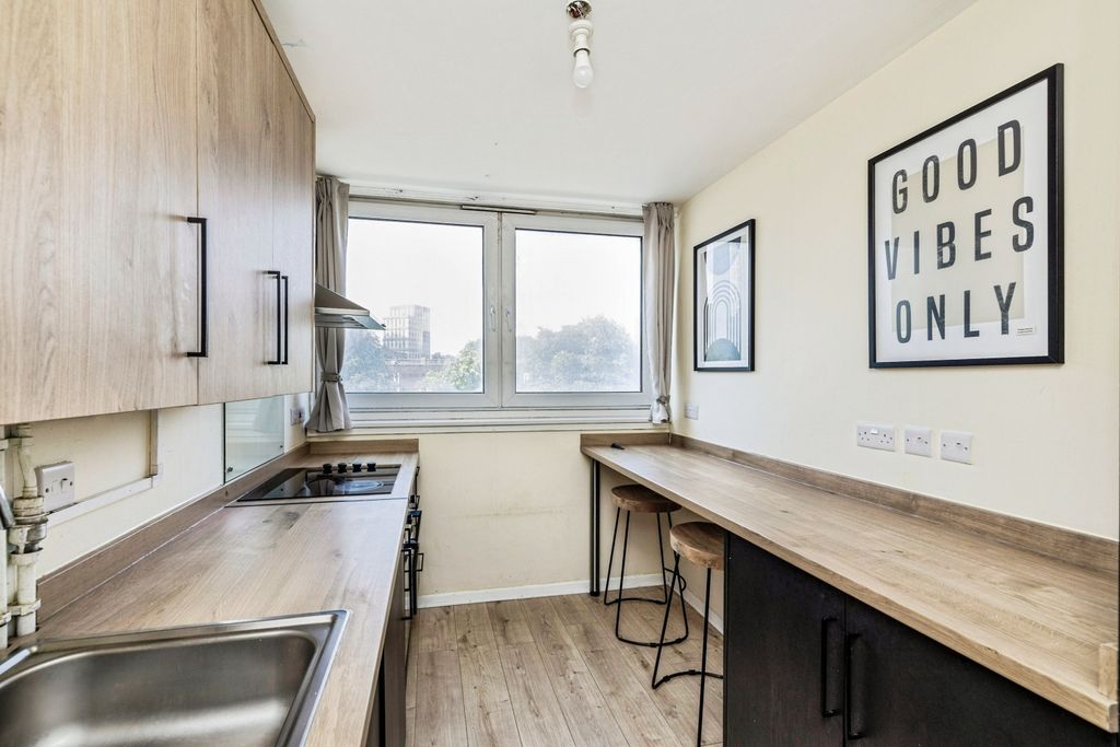 Property photo 1 of 10 Kitchen (2)
