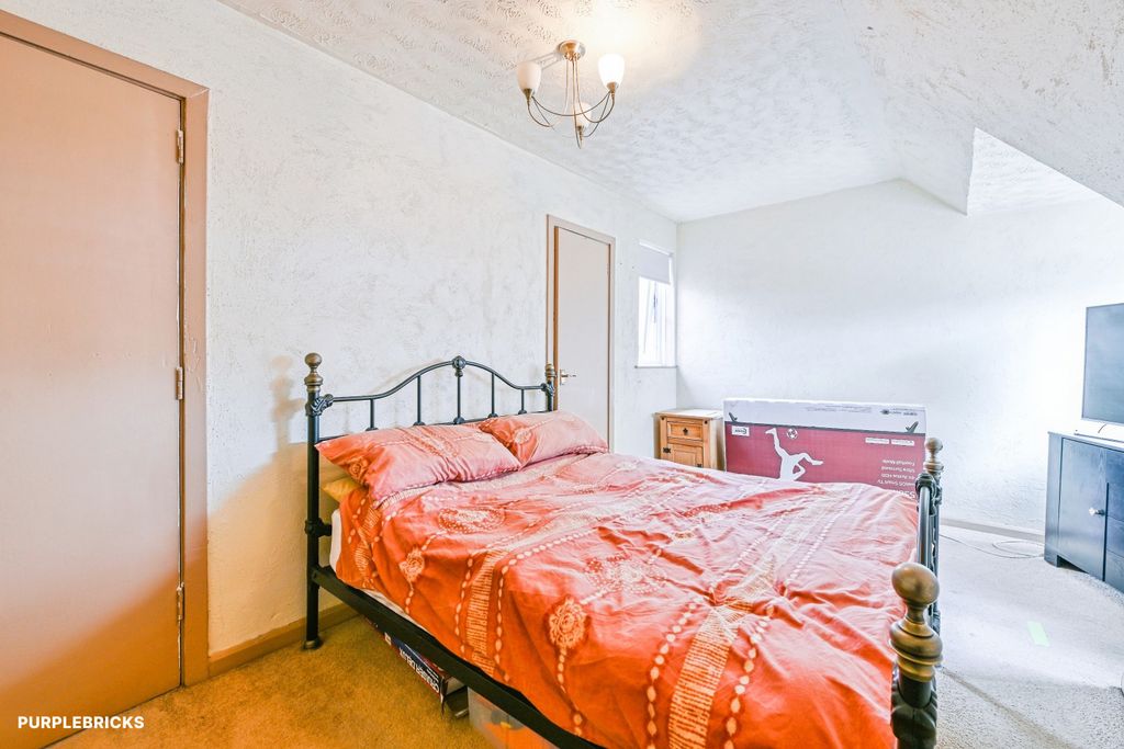 Property photo 3 of 18 Bedroom