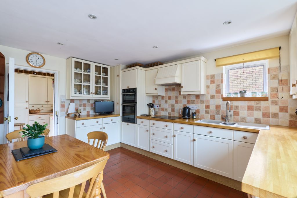 Property photo 3 of 30 42 High Street 1409260016