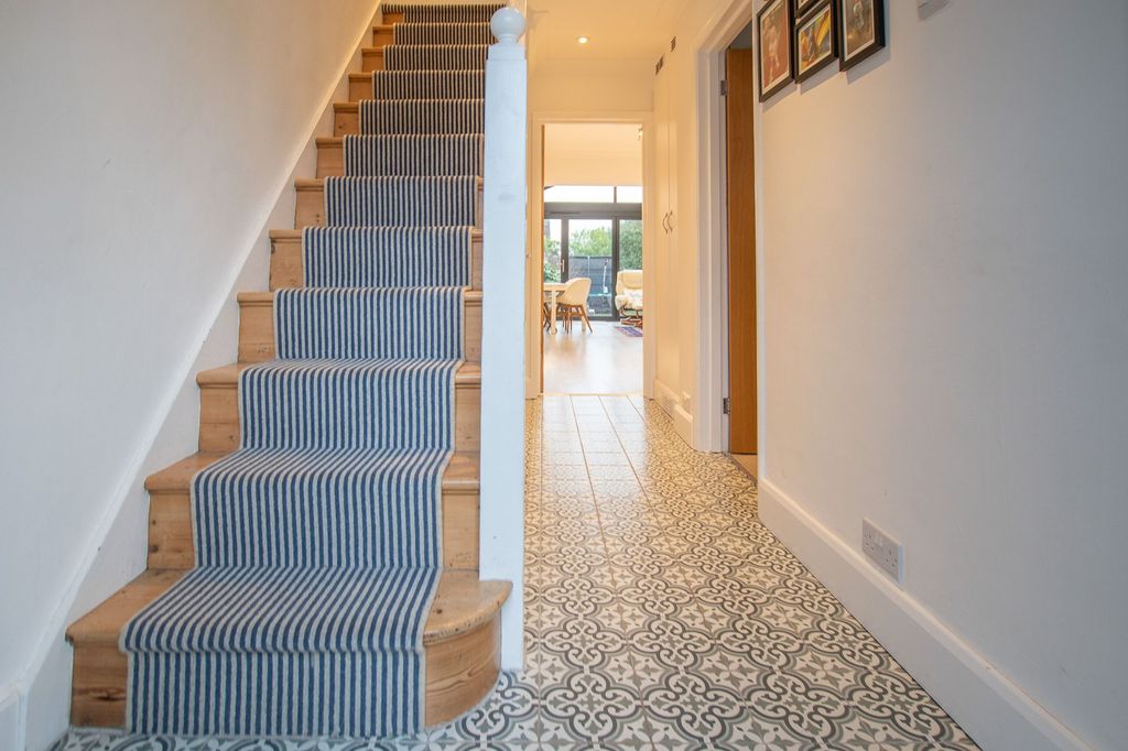 Additional image 11 of 3 bed semi-detached house for saleByrefield Road, Guildford GU2