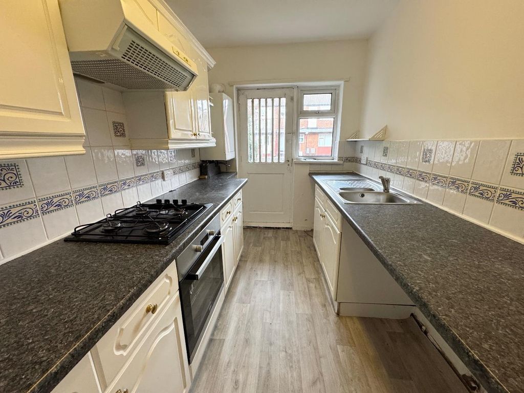 Property photo 3 of 7 Kitchen