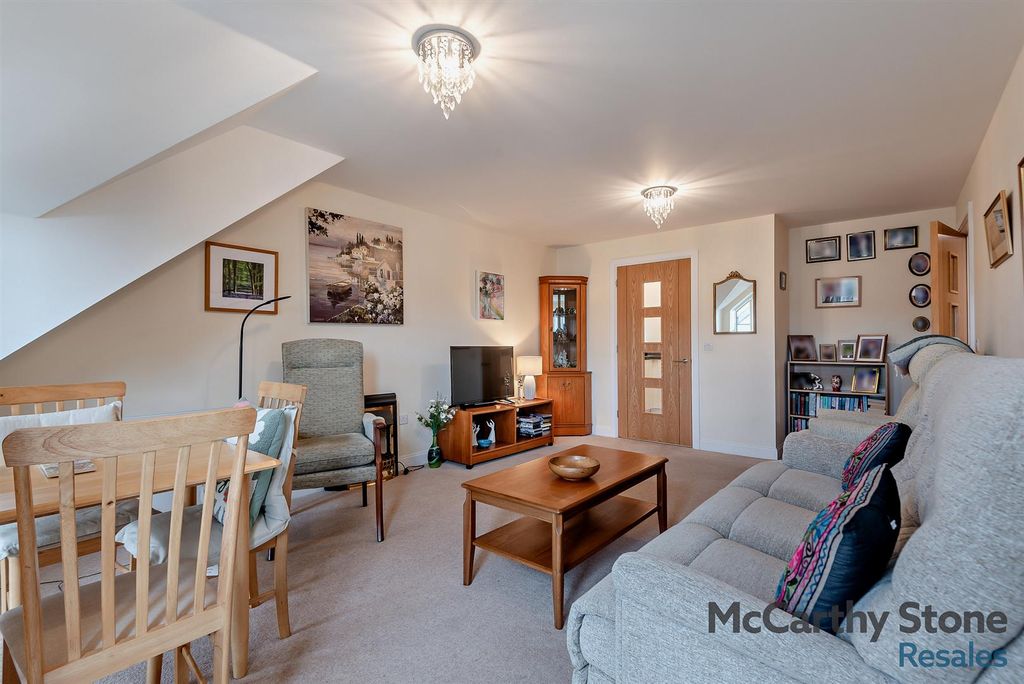 Property photo 3 of 20 8637499-Interior04-800.Jpg