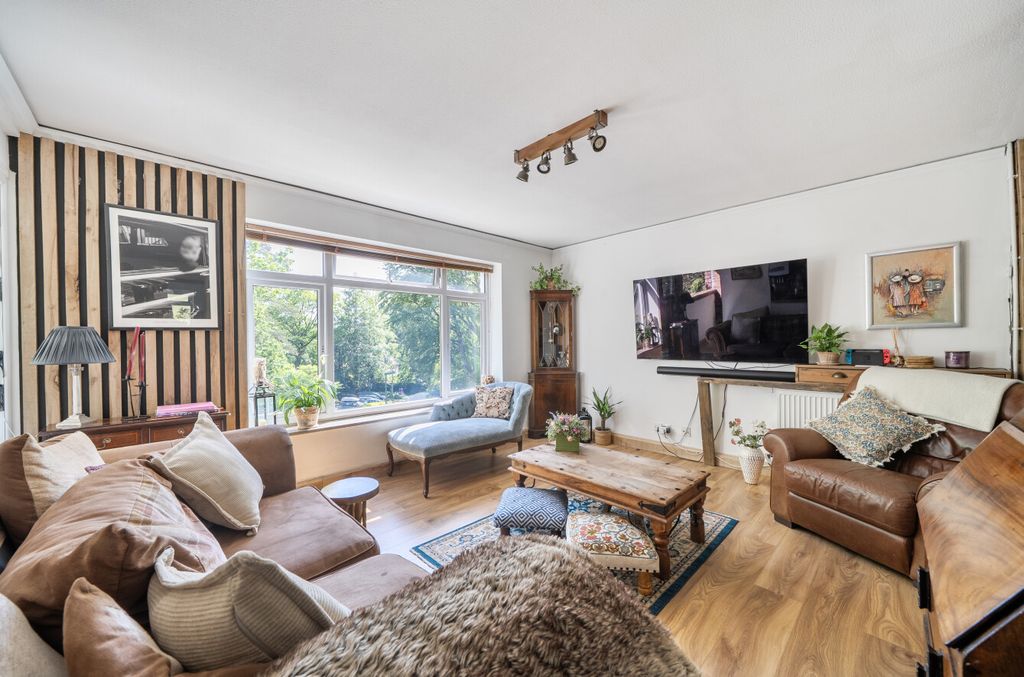Property photo 2 of 17 1466842-15-6A1077...