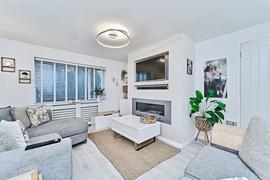 Property photo 2 of 13 Lounge