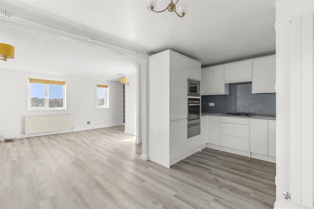 Property photo 2 of 11 3 Gibbs Close, Hp13 5Yb-8.Jpg