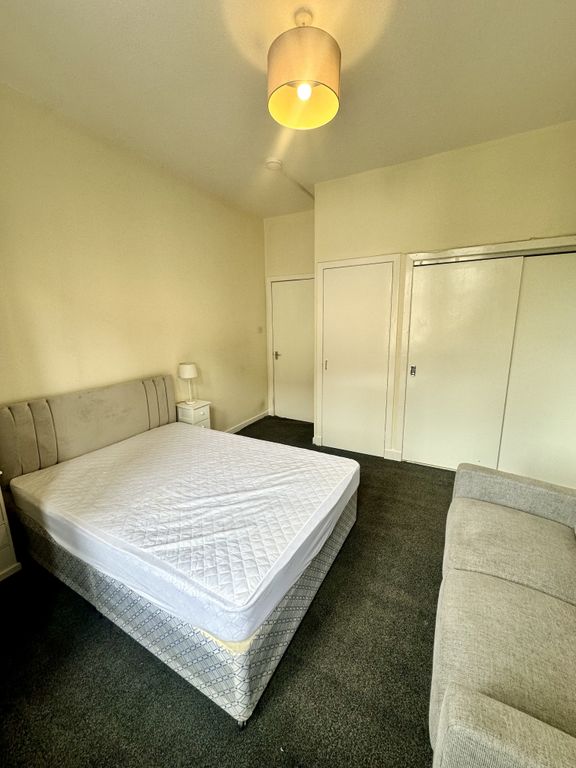 Property photo 2 of 6 Living - Bedroom ( B)