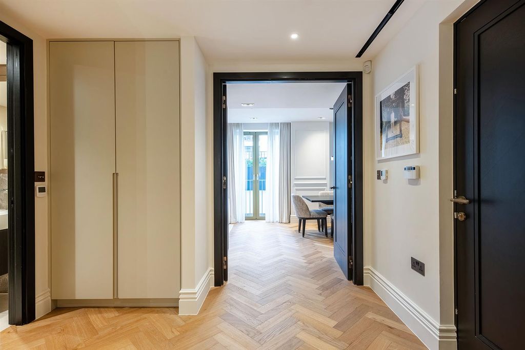 Property photo 2 of 12 Flat 1 At 4 To 6 Saint Edmunds Terrace 3926 Hall.J