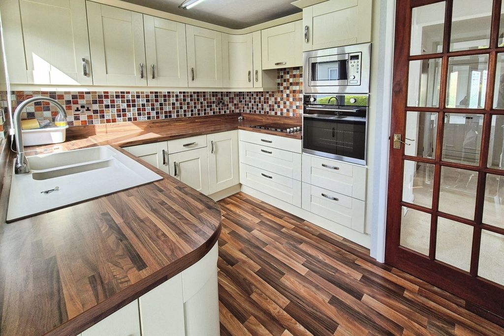 Property photo 3 of 15 Kitchen