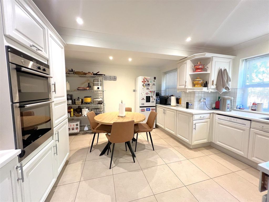 Property photo 3 of 11 Kitchen .Jpeg