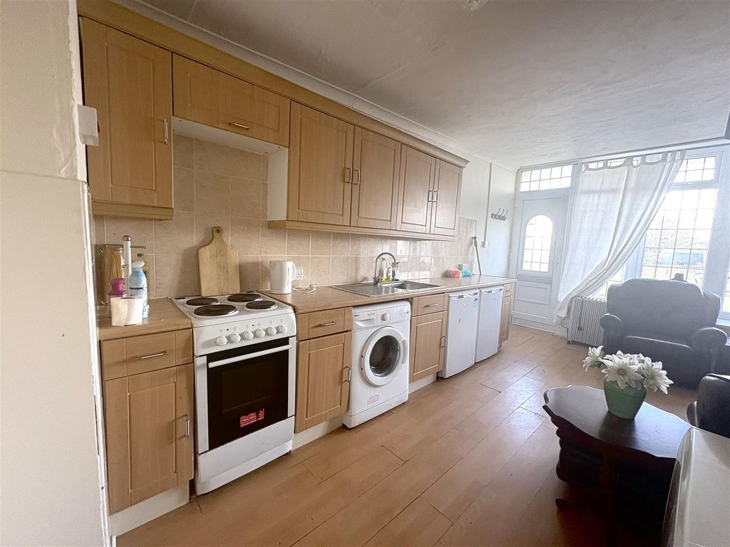 Property photo 3 of 7 Lounge Kitchen
