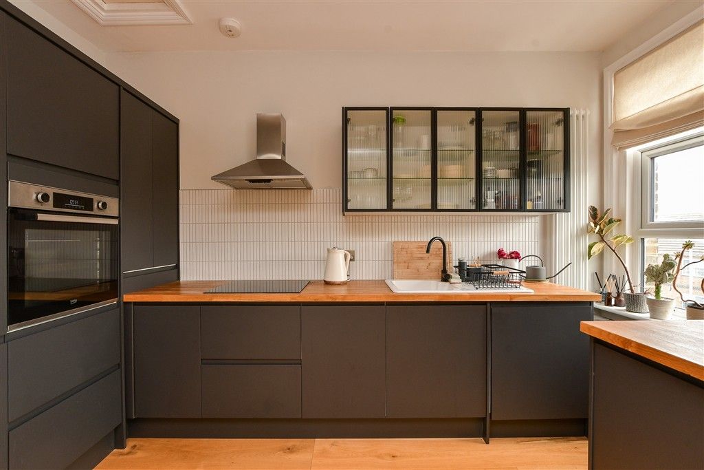 Property photo 3 of 10 Kitchen