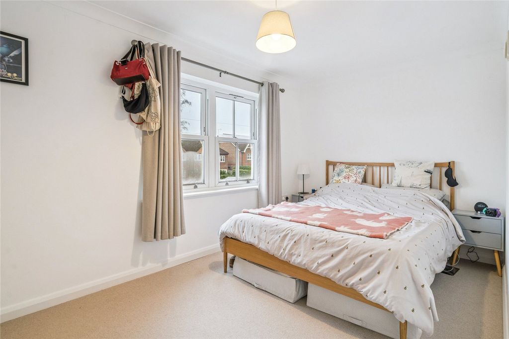 Property photo 2 of 12 Bed 1