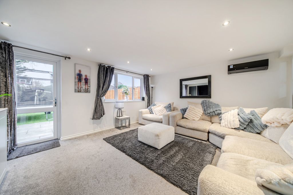 Property photo 2 of 16 Lounge