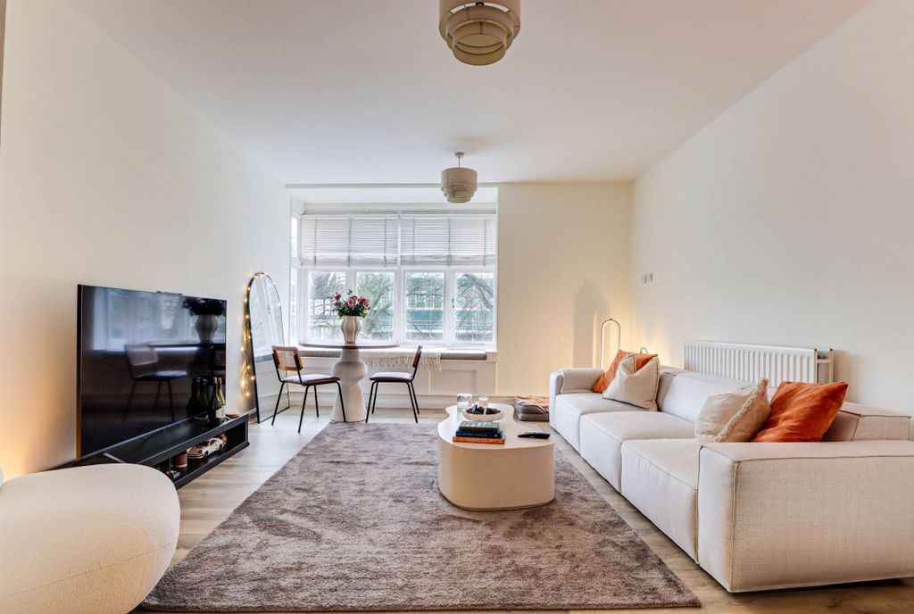 Property photo 2 of 8 Lounge