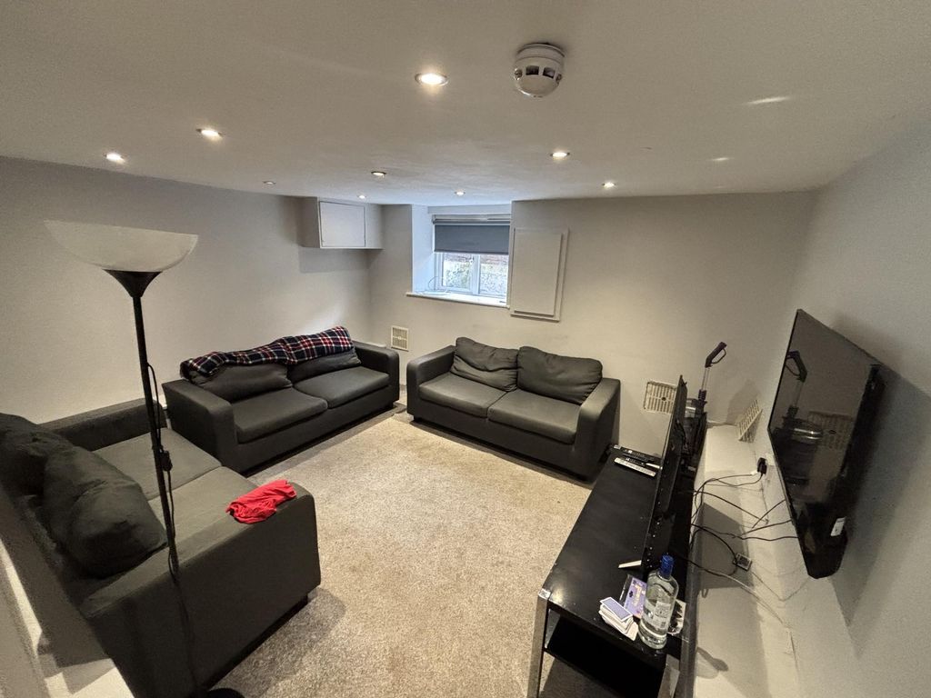 Property photo 3 of 12 Bright And Spacious Contemporary Living Room Featu...