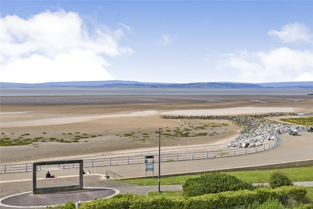 Property photo 3 of 20 Sea View