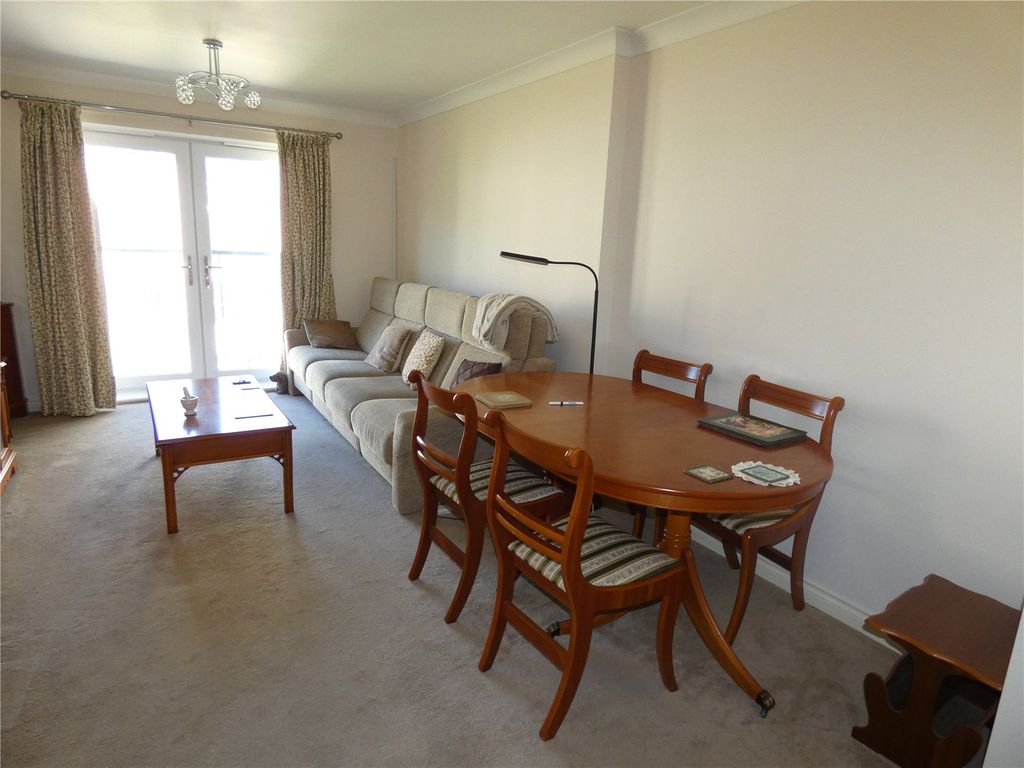 Property photo 3 of 11 Lounge