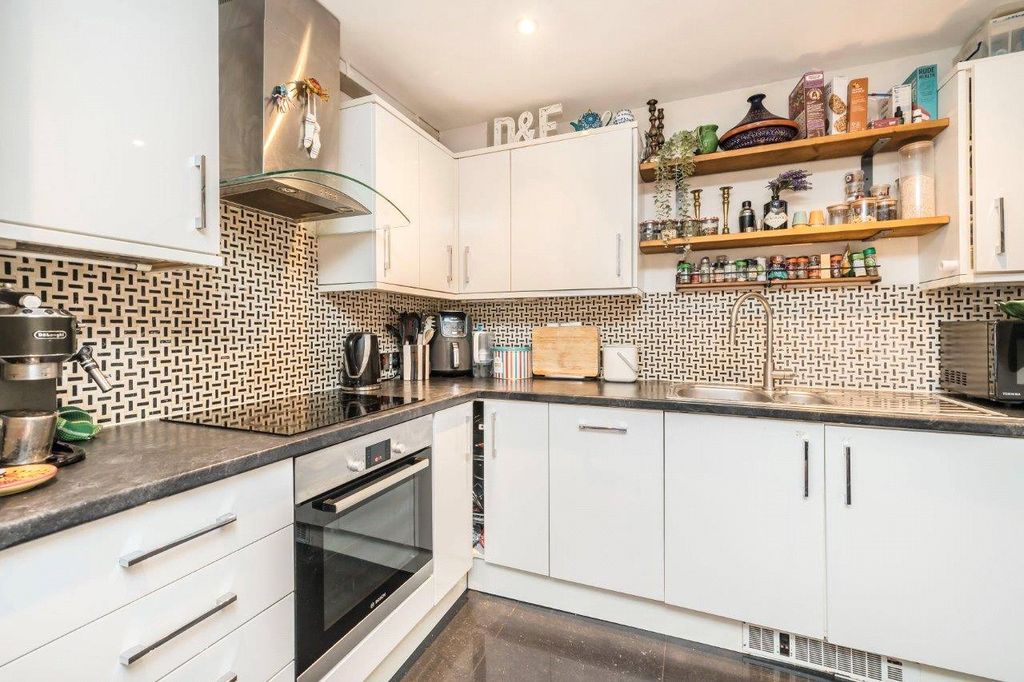 Property photo 3 of 8 Kitchen