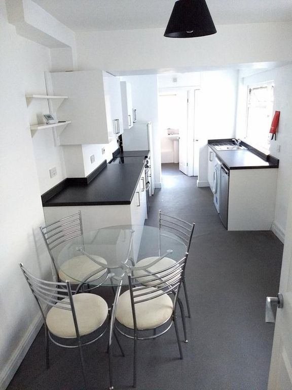 Property photo 1 of 8 Room