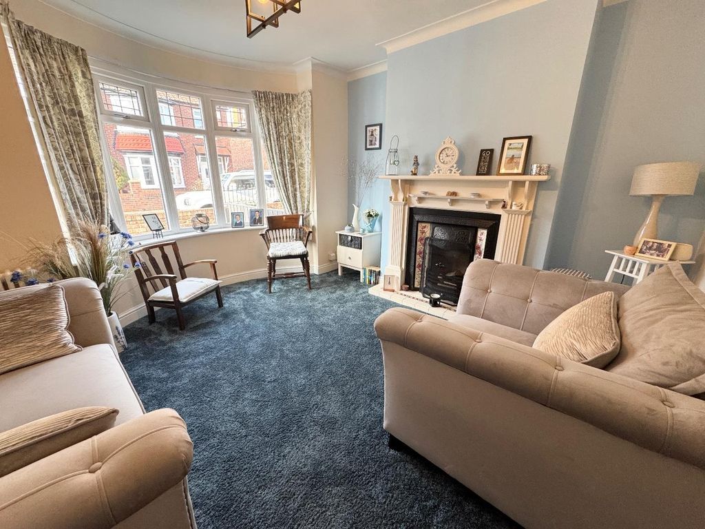 Property photo 3 of 17 Lounge