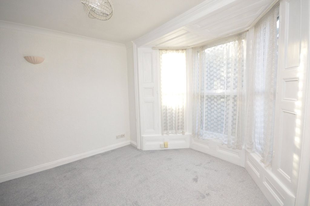 Property photo 3 of 7 3 - Living Room