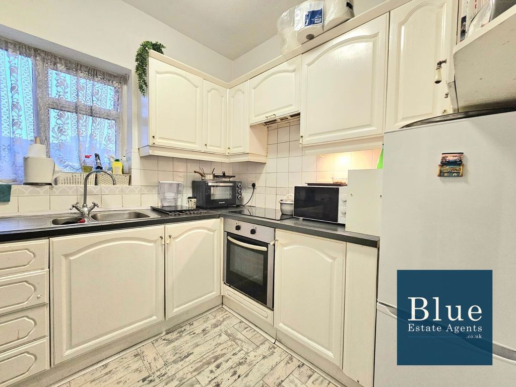 Property photo 3 of 11 Kitchen