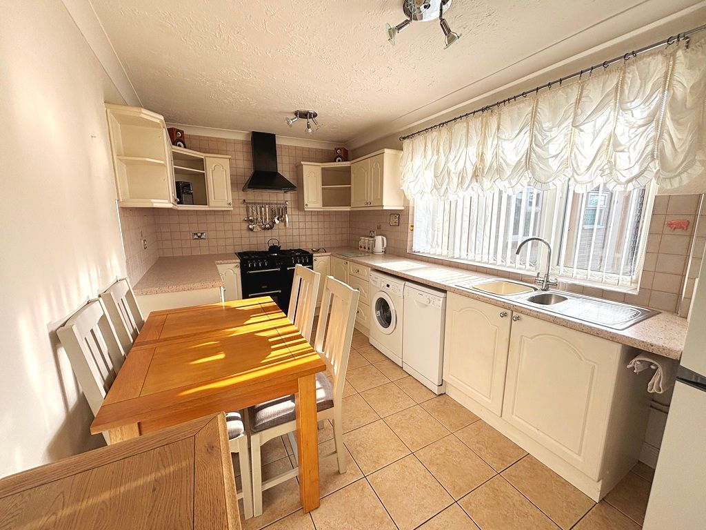 Property photo 2 of 11 Kitchen
