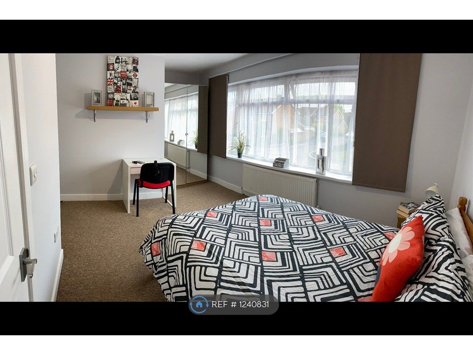 Property photo 2 of 11 Bright Large Room £975
