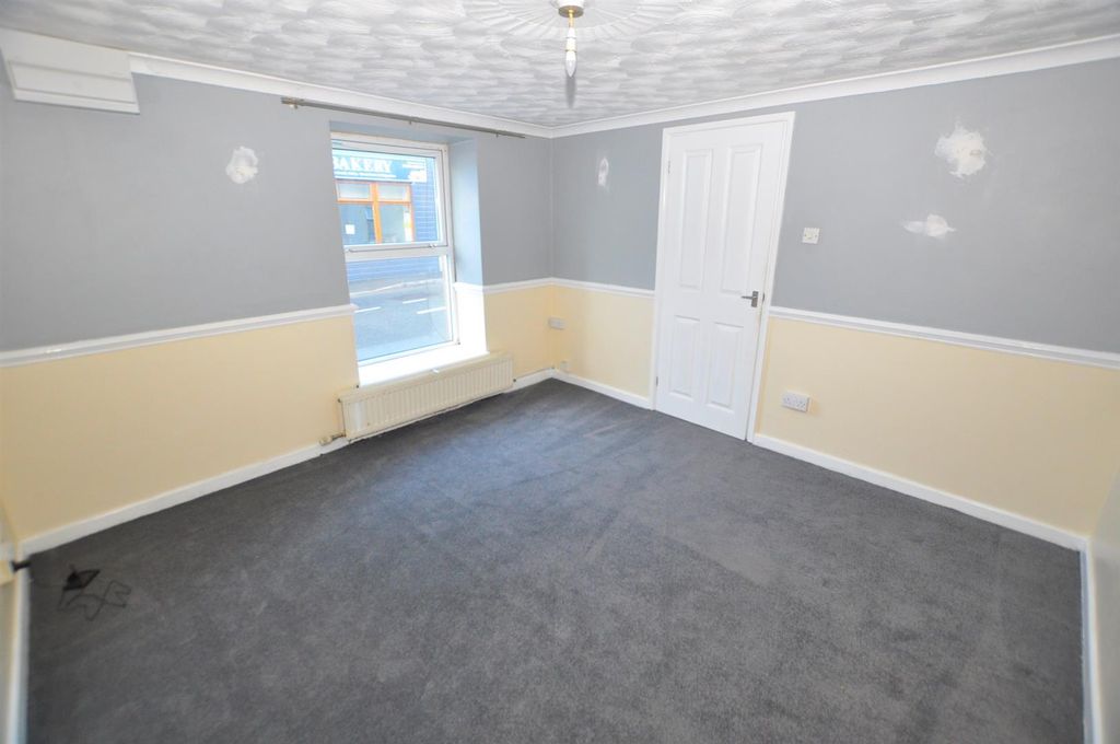 Property photo 3 of 14 Lounge