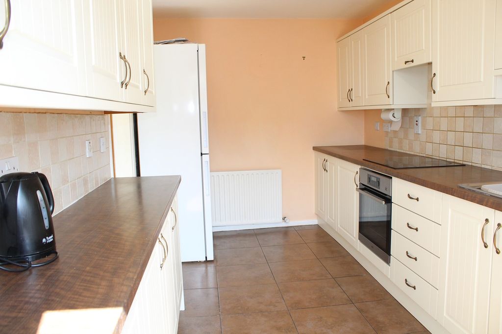 Property photo 2 of 13 Fitted Kitchen