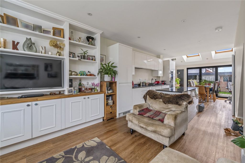 Property photo 3 of 8 Picture No. 11