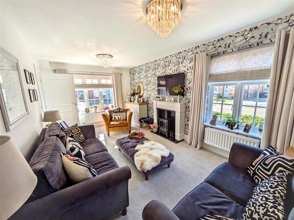 Property photo 3 of 18 Living Room