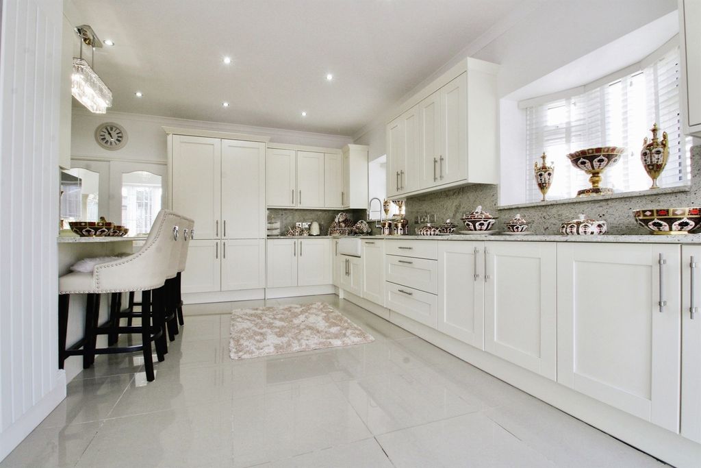 Property photo 2 of 25