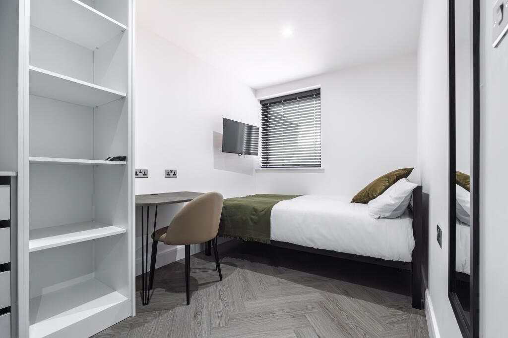 Property photo 3 of 14 A Bright And Tidy Single Bedroom Featuring A Comfo...